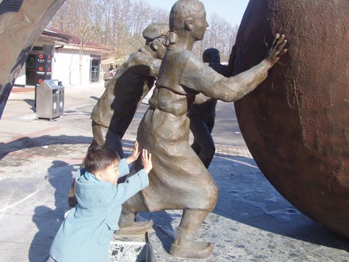 지구를 붙이기 위해서 힘을 쓰는 이현수! 저런~ 아줌마 엉덩이를... 아빠가 밀어보라고 시켰습니다. 